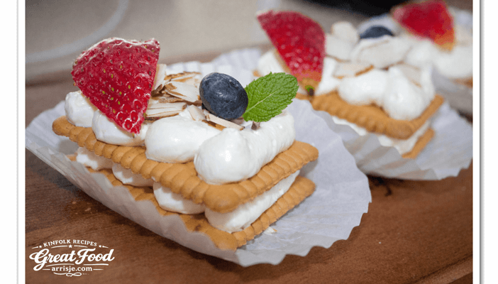 No-Bake Strawberry Cream Petite Cakes